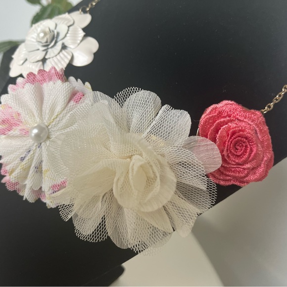 Flower power necklace - Picture 2 of 3